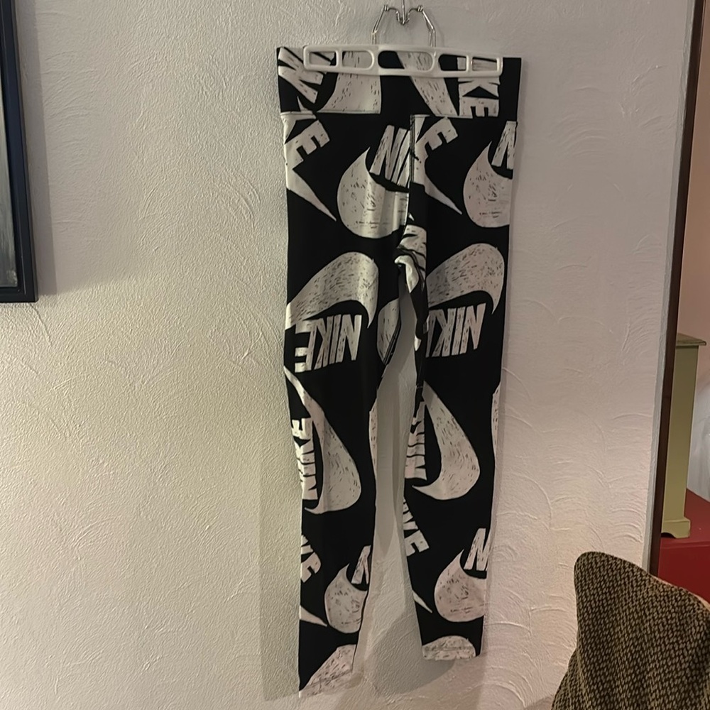 Women’s Nike leggings, excellent condition, medium